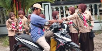 Berbagi Takjil! Ajang Pramuka MI Ma’arif NU 1 Dawuhanwetan Peduli Sesama