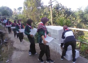 Pramuka Peduli dan Pramuka Garuda Ciawi Sukseskan Program Bedah Mushola