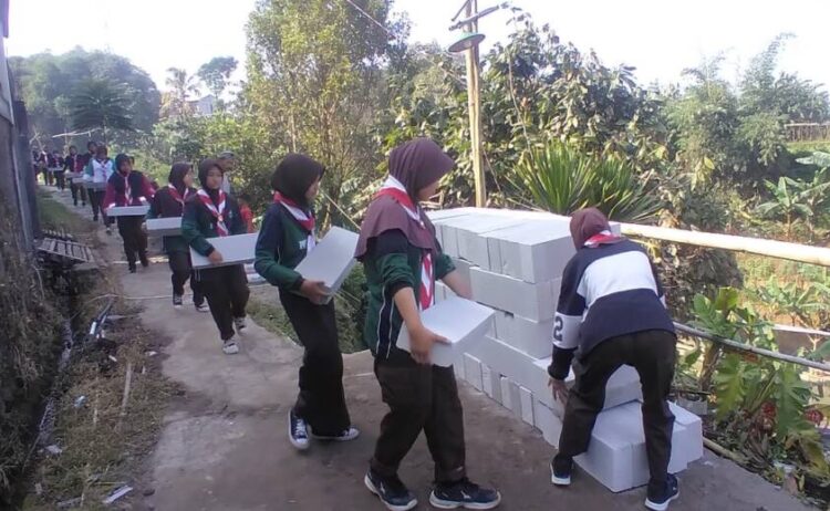 Pramuka Peduli dan Pramuka Garuda Ciawi Sukseskan Program Bedah Mushola