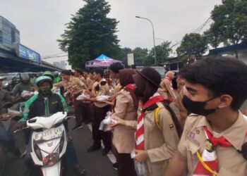 Pramuka SLB Negeri Jakarta 1 dan SLB A Pembina Tingkat Nasional Bagi Takjil