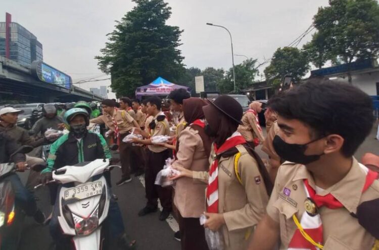 Pramuka SLB Negeri Jakarta 1 dan SLB A Pembina Tingkat Nasional Bagi Takjil