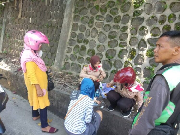 Petugas Posko KBL Kwarran Purwokwrto Selatan Bantu Korban Kecelakaan