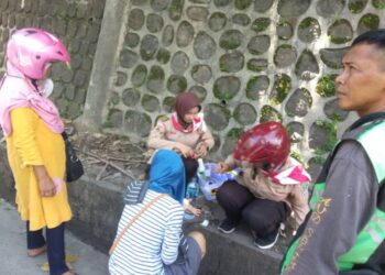 Petugas Posko KBL Kwarran Purwokwrto Selatan Bantu Korban Kecelakaan