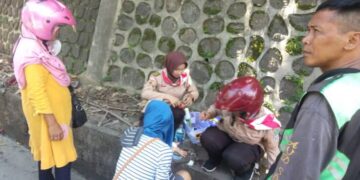 Petugas Posko KBL Kwarran Purwokwrto Selatan Bantu Korban Kecelakaan